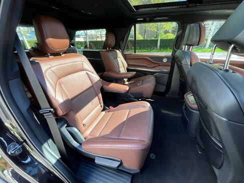 Used 2025 Lincoln Navigator Reserve image 32