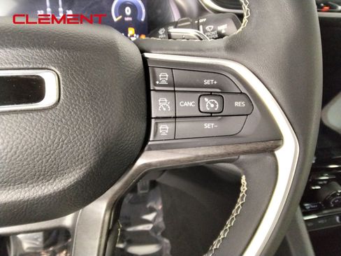 Used 2024 Jeep Grand Cherokee L Limited w/ Black Appearance Package AWD/4WD image 13