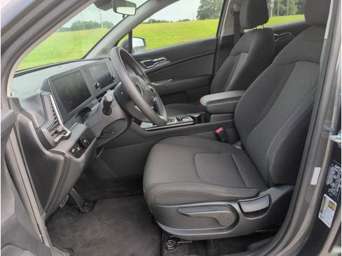 Used 2024 Kia Sportage LX image 10