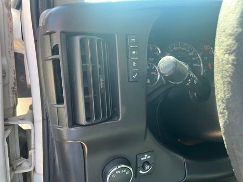 Used 2010 Chevrolet Express 2500 image 10