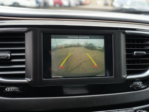 Used 2019 Chrysler Pacifica Touring-L image 28