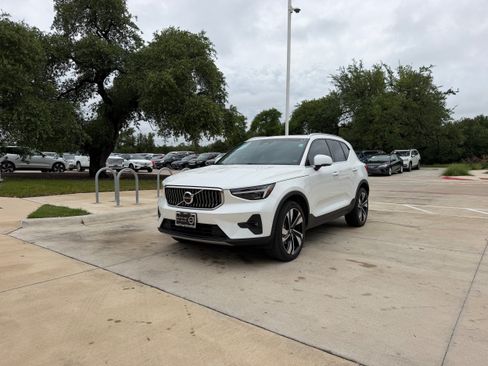 Certified 2024 Volvo XC40 B5 Ultimate w/ Protection Package Premier AWD/4WD image 2