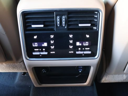 Used 2023 Porsche Cayenne Platinum Edition AWD/4WD image 18