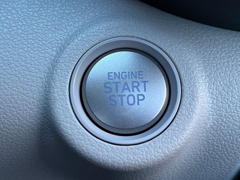 Certified 2025 Hyundai Venue SEL image 29