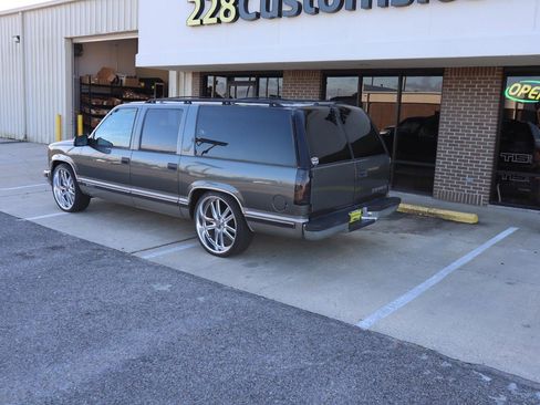 Used 1999 Chevrolet Suburban 2WD w/ Preferred Equipment Group 3 image 3