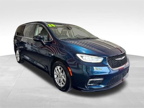 Used 2024 Chrysler Pacifica Touring-L FWD image 3