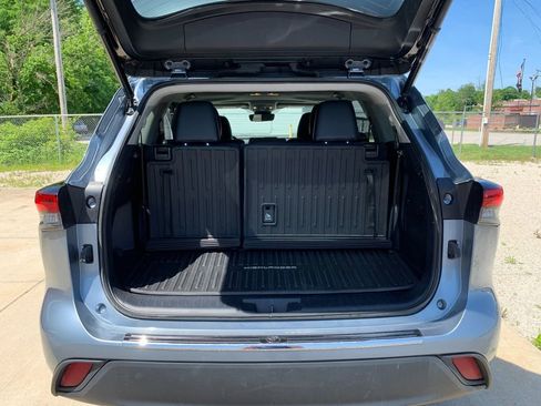 Used 2022 Toyota Highlander XLE AWD/4WD image 19