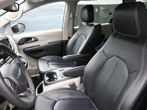 Used 2024 Chrysler Pacifica Limited FWD image 15