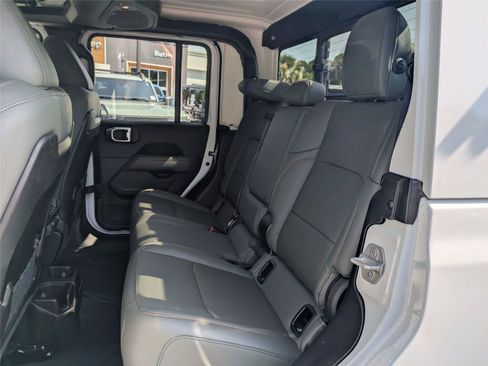 Certified 2025 Jeep Gladiator Mojave w/ Convenience Group AWD/4WD image 16