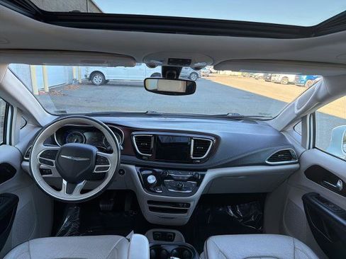 Used 2020 Chrysler Pacifica Limited image 2