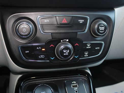 Used 2018 Jeep Compass Limited w/ Navigation Group AWD/4WD image 33
