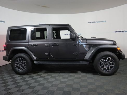 Used 2025 Jeep Wrangler Sahara image 4