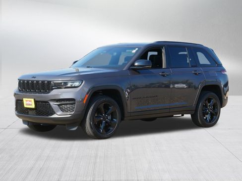 Used 2023 Jeep Grand Cherokee Altitude AWD/4WD image 3