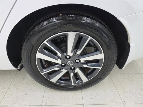 Used 2021 Nissan Versa SV image 29