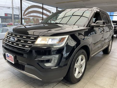 Used 2017 Ford Explorer XLT w/ Equipment Group 202A image 4