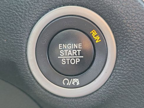 Used 2019 Chrysler 300 Touring w/ Chrome Appearance Package image 30