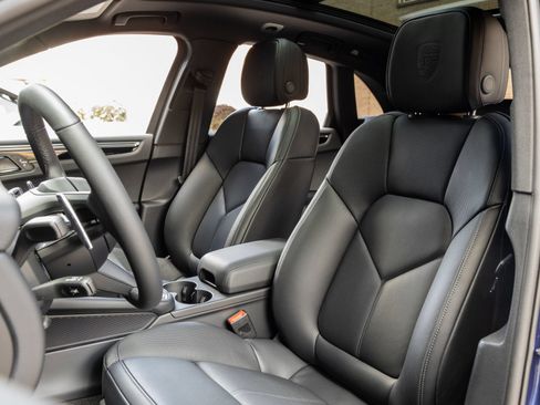 Certified 2026 Porsche Macan AWD/4WD image 5