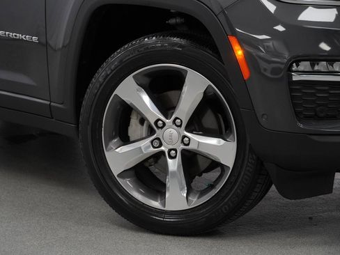 Certified 2022 Jeep Grand Cherokee Limited w/ Luxury Tech Group II image 4