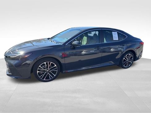 Used 2025 Toyota Camry XLE image 5