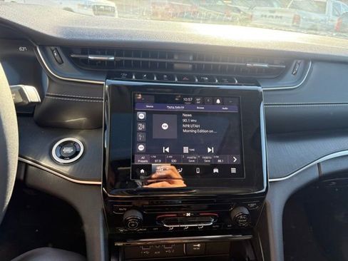 Used 2024 Jeep Grand Cherokee L Laredo image 19