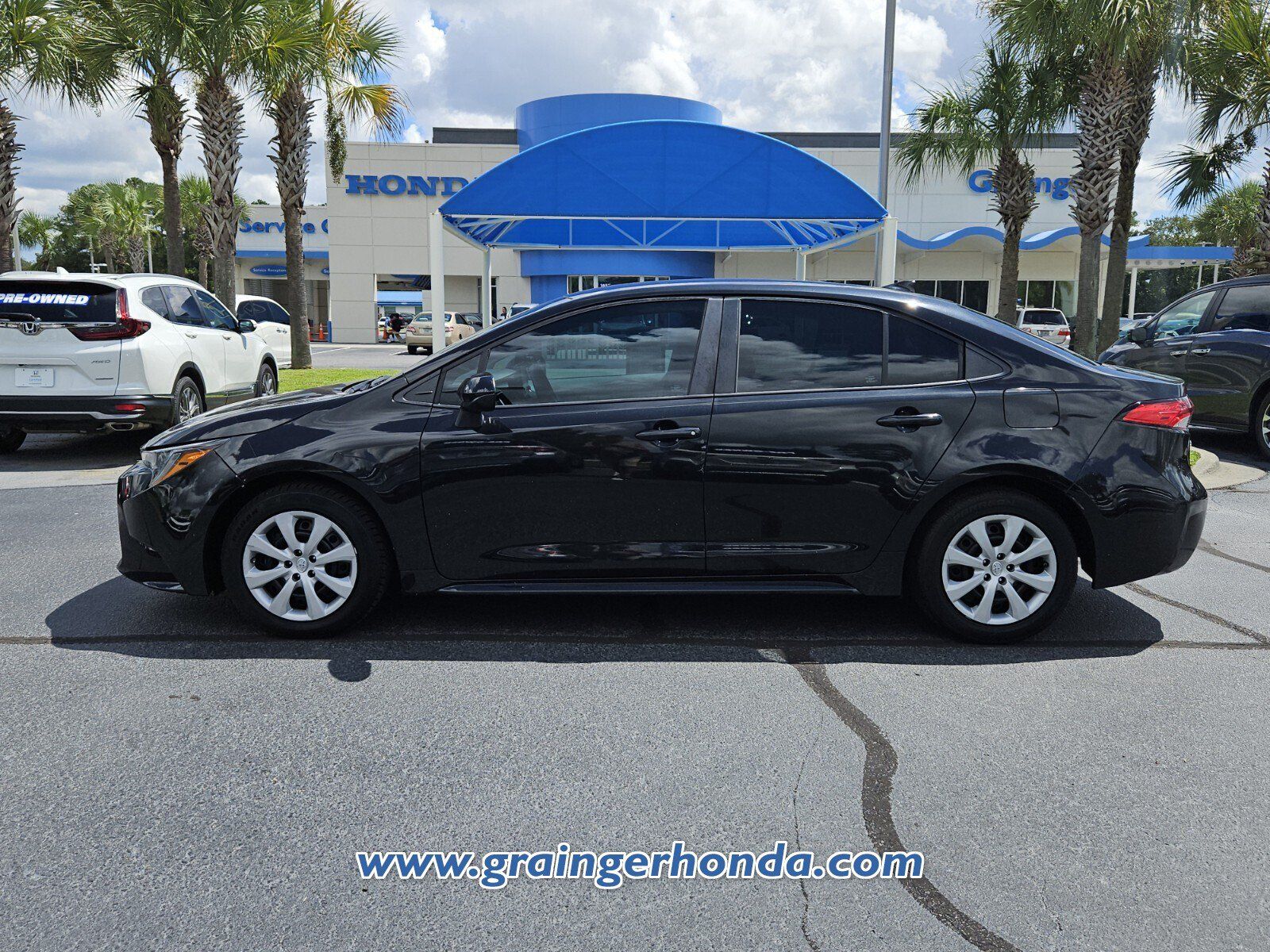 Used 2022 Toyota Corolla LE FWD image 2