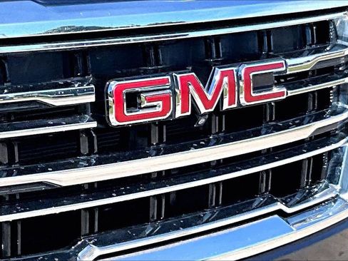 Used 2024 GMC Yukon SLT w/ SLT Premium Package AWD/4WD image 11