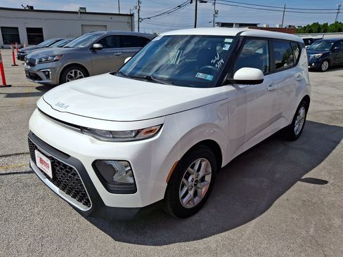 Used 2022 Kia Soul LX w/ Technology Package FWD image 3