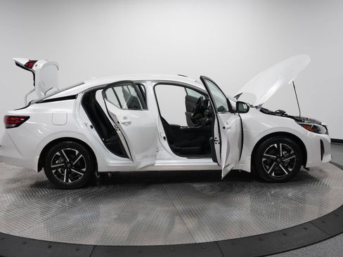 Used 2024 Nissan Sentra SV image 9