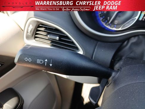 Used 2023 Chrysler Pacifica Touring-L FWD image 18