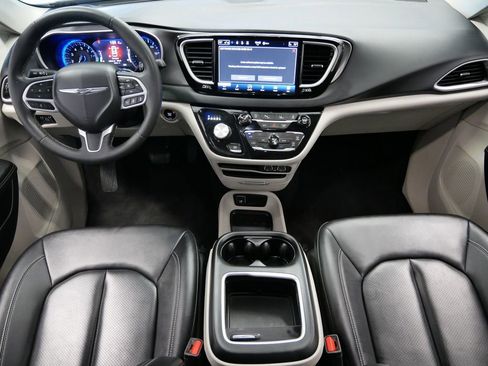 Used 2024 Chrysler Pacifica Touring-L image 15