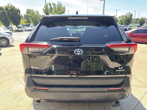 Used 2021 Toyota RAV4 LE AWD/4WD image 8