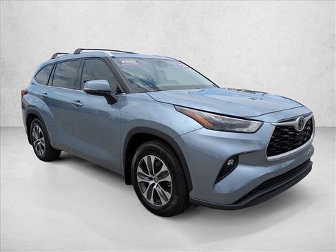 Used 2022 Toyota Highlander XLE FWD image 3