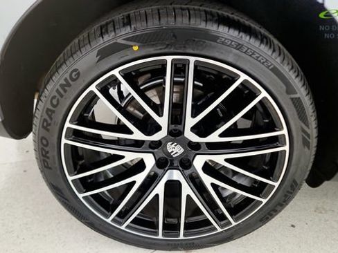 Used 2024 Porsche Macan AWD/4WD image 78