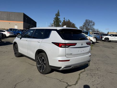 Used 2024 Mitsubishi Outlander FWD image 3