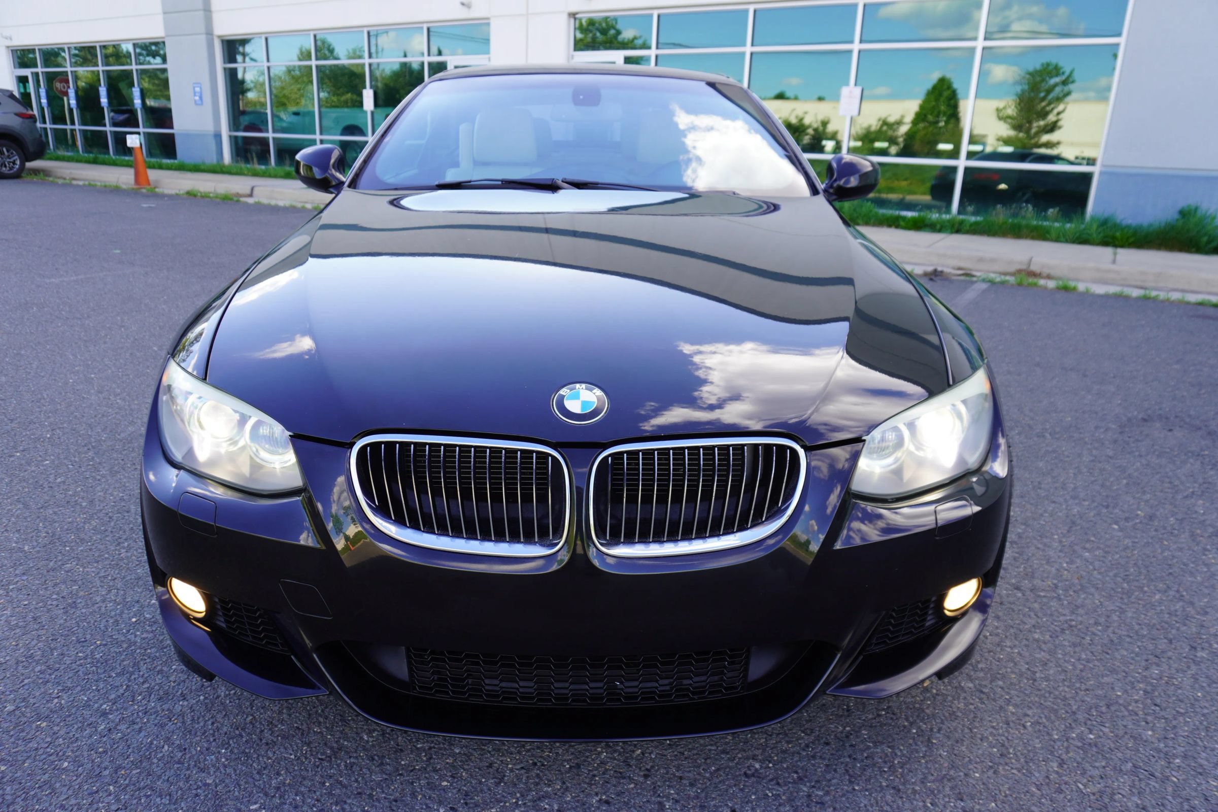 Used 2011 BMW 335i Convertible w/ M Sport Pkg RWD image 2