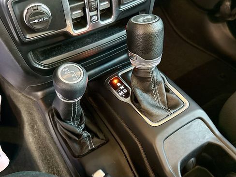 Used 2022 Jeep Wrangler Unlimited Sahara AWD/4WD image 18