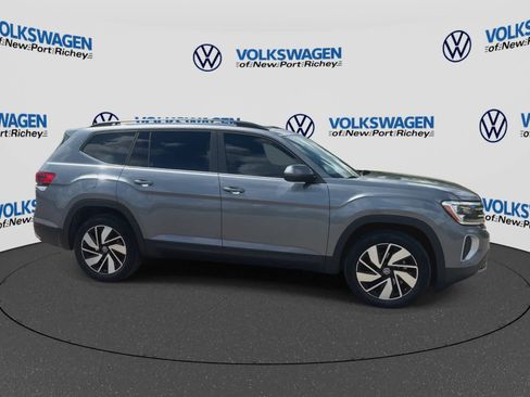 Used 2024 Volkswagen Atlas SE w/ Panoramic Sunroof Package FWD image 9