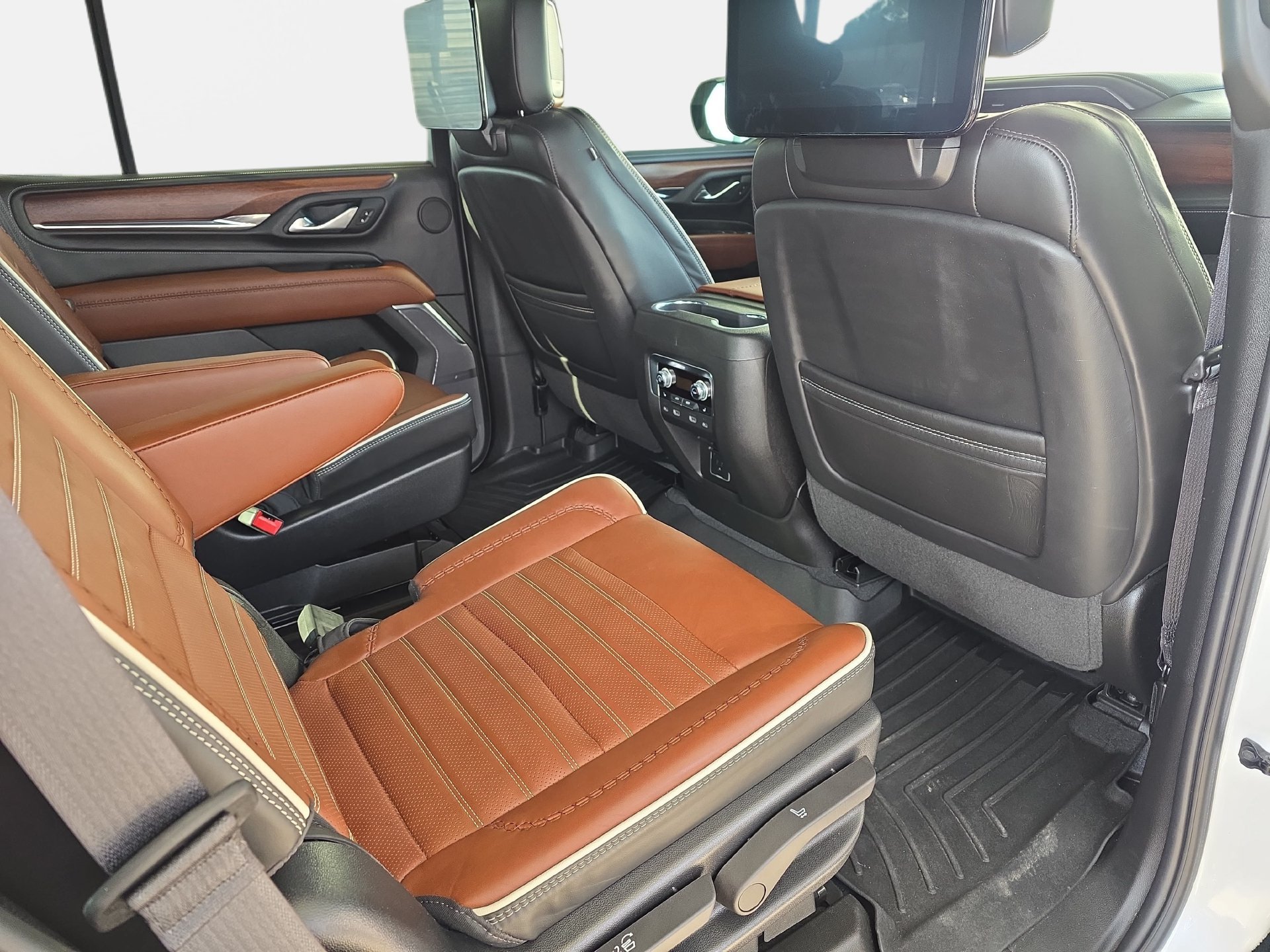 Used 2023 GMC Yukon Denali Ultimate AWD/4WD image 11