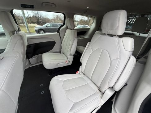 Used 2017 Chrysler Pacifica Touring image 11