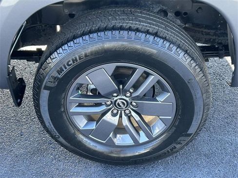 Used 2025 Nissan Frontier SV image 13