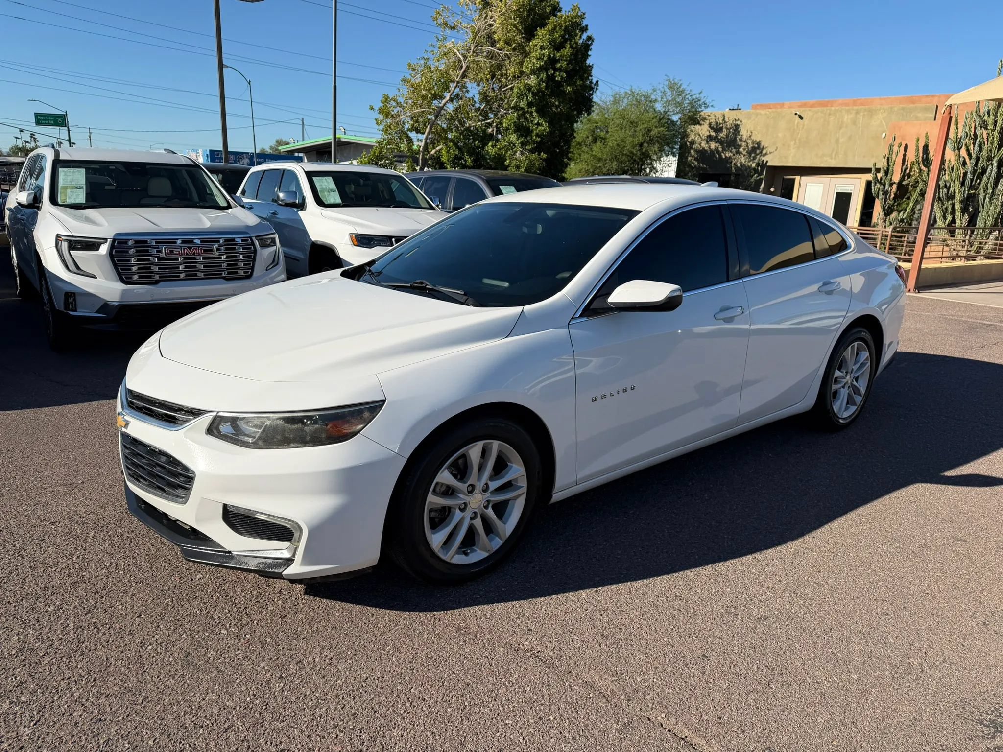 Used 2017 Chevrolet Malibu LT FWD image 1