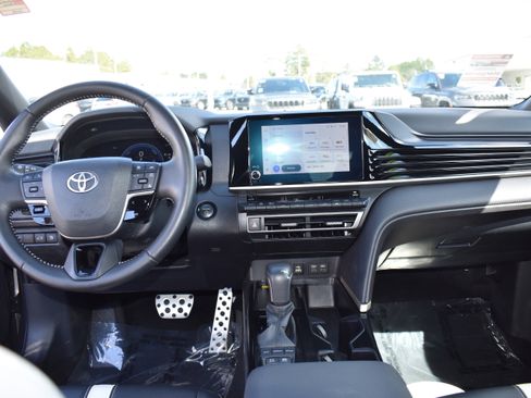 Used 2025 Toyota Camry SE image 28