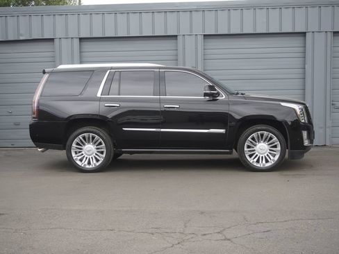 Used 2018 Cadillac Escalade Platinum AWD/4WD image 7