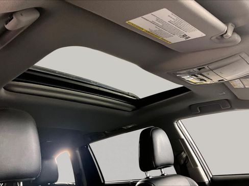 Used 2019 Toyota Highlander XLE AWD/4WD image 14