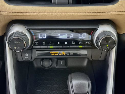 Used 2020 Toyota RAV4 LE AWD/4WD image 15