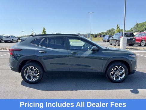 Used 2025 Chevrolet Trax LT FWD image 3