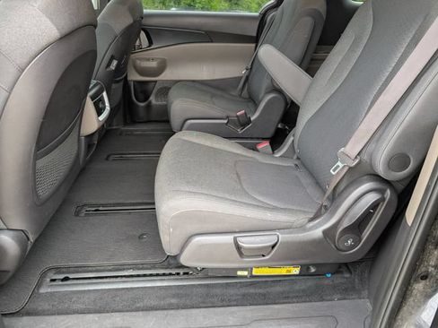 Used 2025 Kia Carnival LX FWD image 11