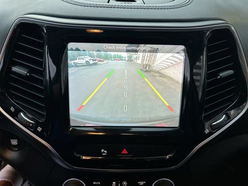 Used 2019 Jeep Cherokee Limited AWD/4WD image 17