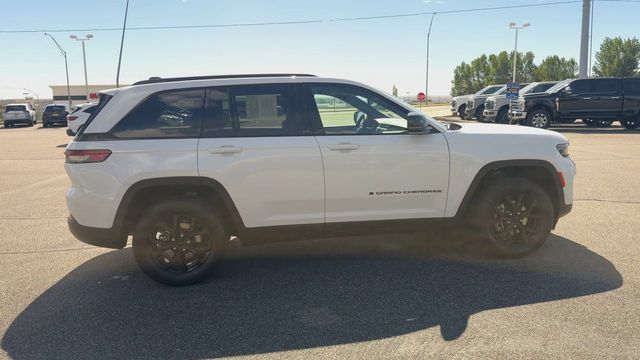 Used 2024 Jeep Grand Cherokee Altitude AWD/4WD image 9