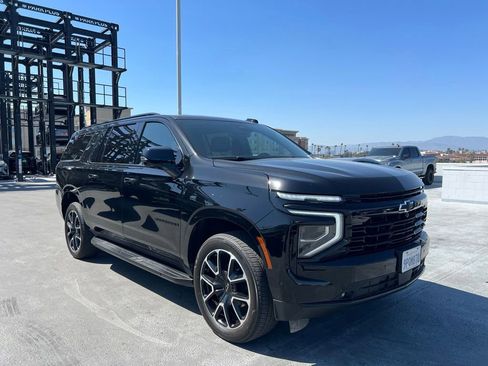 Used 2025 Chevrolet Suburban RST w/ Comfort Package AWD/4WD image 3